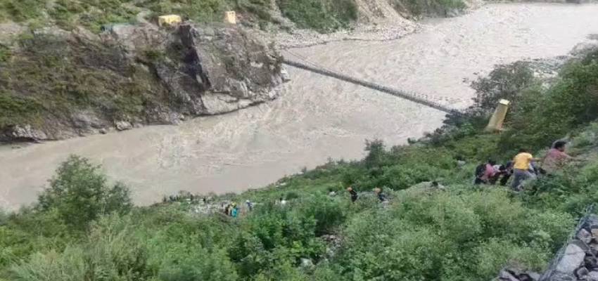 रुद्रप्रयाग -बद्रीनाथ हाईवे पर बड़ा हादसा, अलकनंदा नदी में गिरी बस, 18 लोग थे सवार