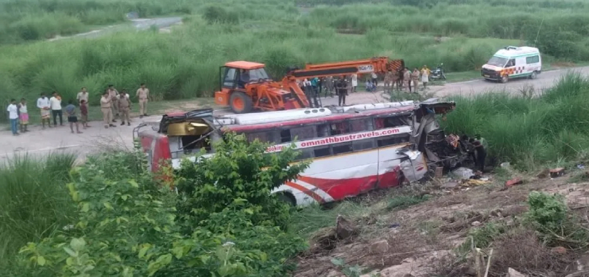 बस रेलिंग तोड़कर पलटी, 2 की मौत आगरा-लखनऊ एक्सप्रेसवे पर तेज रफ्तार स्लीपर, 50 घायल
