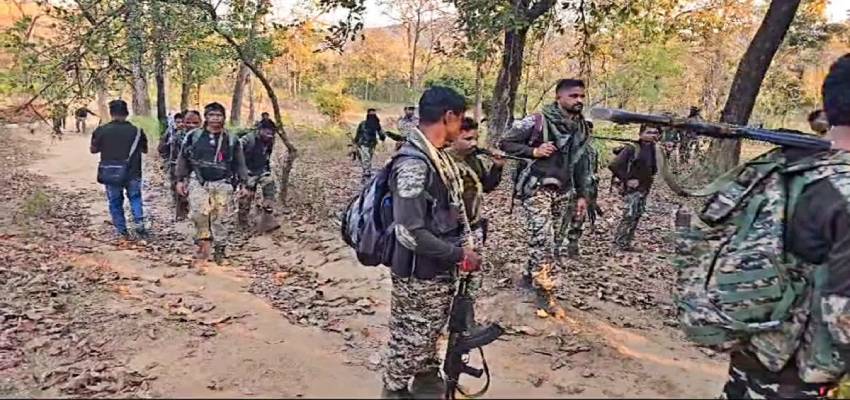 Chhattisgarh: अबूझमाड़ में सुरक्षाबलों और नक्सलियों के बीच भीषण मुठभेड़, दो माओवादी ढेर