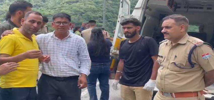 Uttarakhand Road Accident: अनियंत्रित होकर खाई में गिरी कार, तीन की मौत; 1 घायल