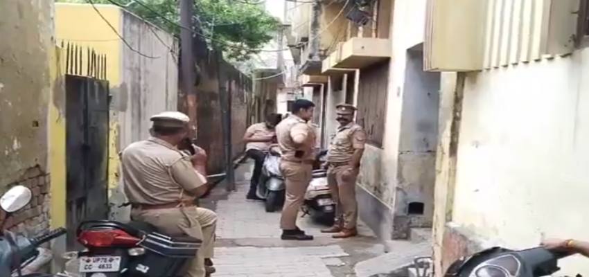 एक घर में मिला तीन लोगों का शव, इलाके में सनसनी, जांच में जुटी पुलिस