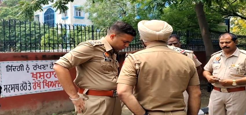 पारिवारिक विवाद में खूनी संघर्ष, पुलिस थाने के बाहर पिता ने बेटे को मारी गोली, युवक की मौत