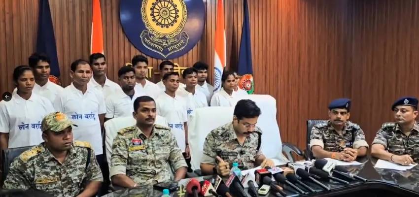 नक्सल विरोधी अभियान में छत्तीसगढ़ पुलिस को बड़ी कार्रवाई, 12 माओवादियों ने किया सरेंडर