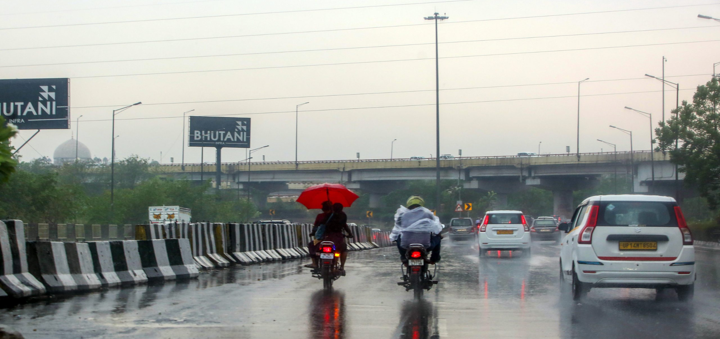 दिल्ली-एनसीआर में झमाझम बारिश, मौसम हुआ सुहाना, उमस से लोगों को राहत