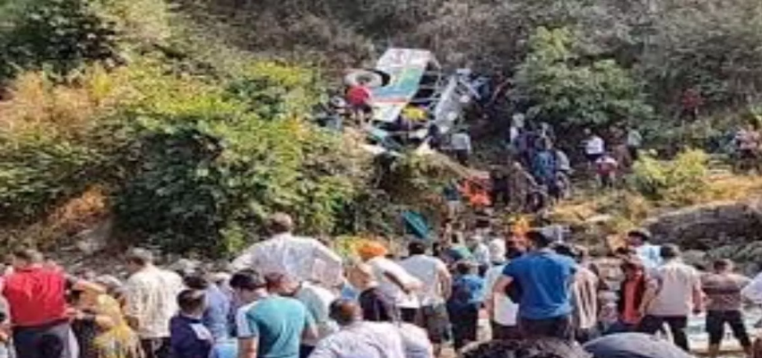 Himachal News: बिलासपुर में खाई में बस गिरने से 30 लोग घायल, सीएम सुक्खू ने अस्पताल पहुंचकर जाना हाल