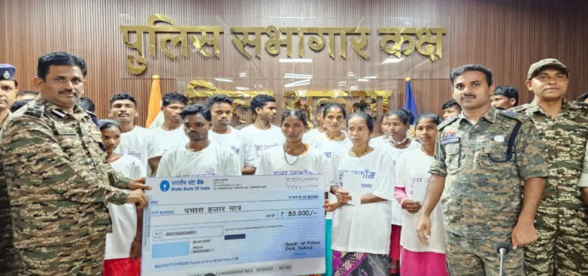 छत्तीसगढ़ में 1.18 करोड़ के इनामी माओवादियों ने चुना शांति का रास्ता, 23 नक्सलियों का आत्मसमर्पण