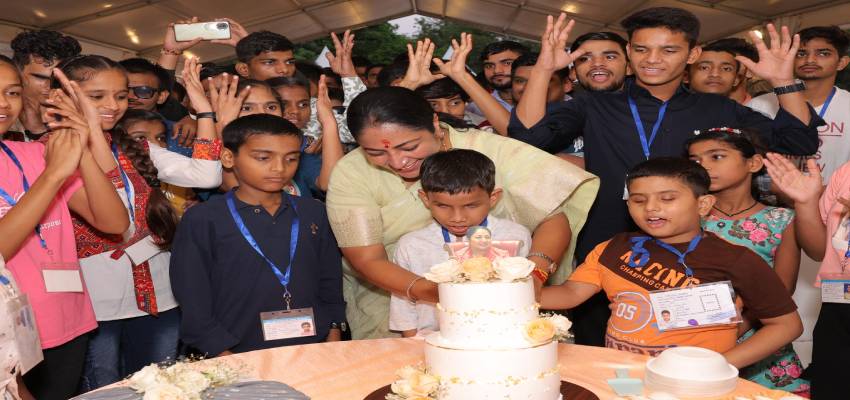 दिव्यांग बच्चों ने कहा, ‘दीदी, तुम जीओ हजारों साल’, सुनकर आंखें भर आई मुख्यमंत्री रेखा गुप्ता की