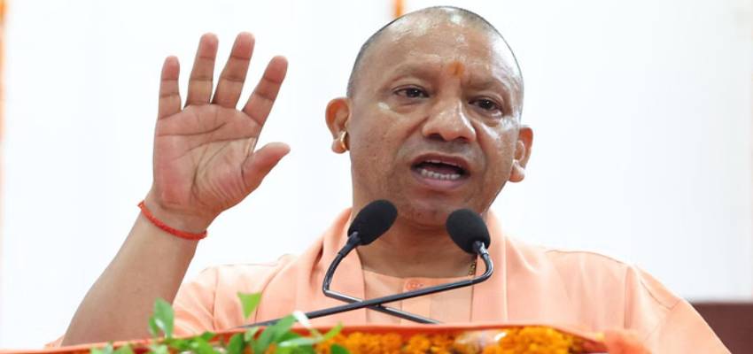 UP NEWS: सीएम योगी ने कांवड़ यात्रियों पर की पुष्प वर्षा, लोगों से की अपील