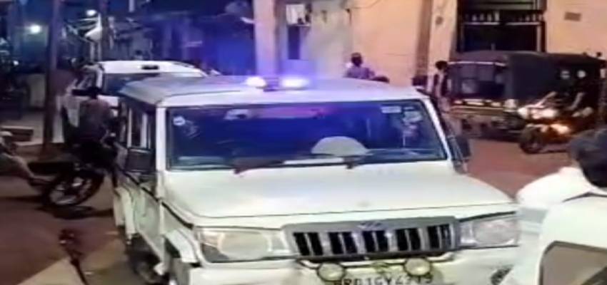 सड़क पर आया पति-पत्नी का झगड़ा, ससुराल और मायके पक्ष में जमकर चले ईट पत्थर, कई गंभीर रूप से जख्मी