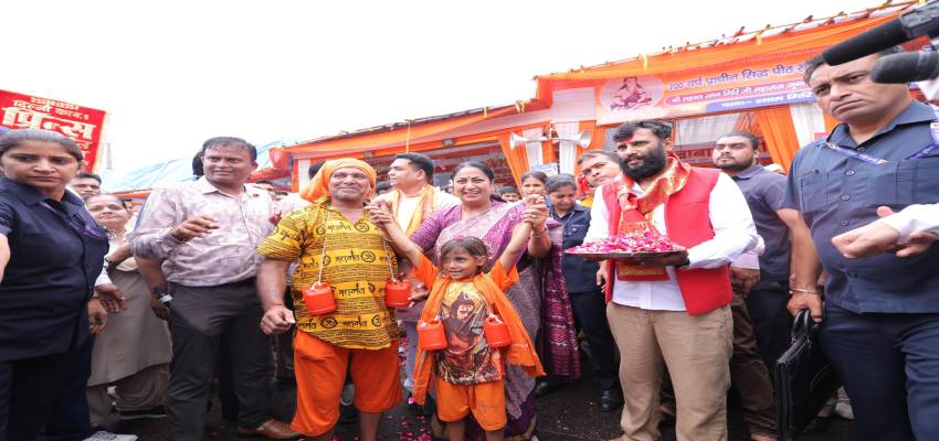 मुख्यमंत्री रेखा गुप्ता ने कांवड़ियों पर की पुष्पवर्षा, कहा: कांवड़ यात्रा जनआस्था का महायज्ञ