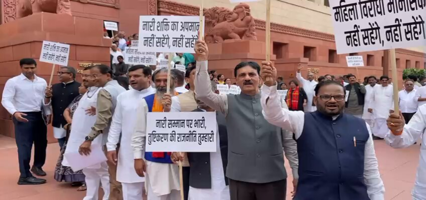 डिंपल यादव के समर्थन में एनडीए का प्रदर्शन, मौलाना रशीदी की आपत्तिजनक टिप्पणी पर बवाल!