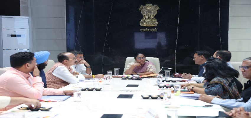 सीएम रेखा ने जलभराव की स्थिति का किया निरीक्षण, तत्काल समाधान के दिए निर्देश