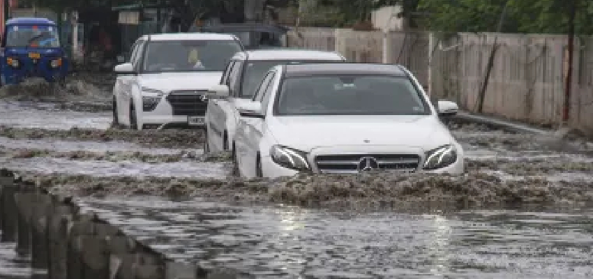 दिल्ली NCR में हुई भारी बारिश, सांसदों के इलाके हुए जलमग्न, आम जनता का बुरा हाल