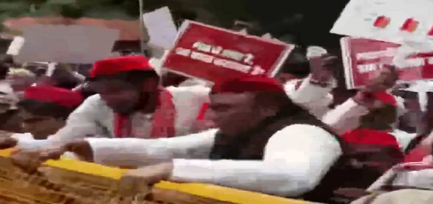 पुलिस बैरिकेड के ऊपर से कूदे अखिलेश,  हिरासत में राहुल और प्रियंका गांधी; विपक्ष का हल्लाबोल