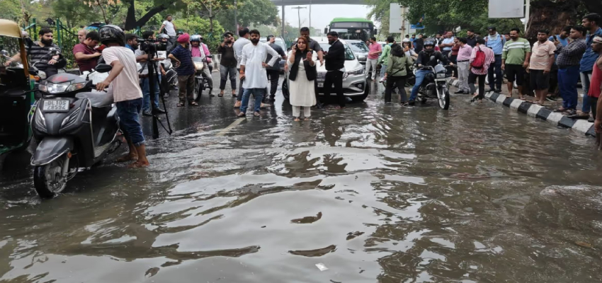 Delhi Weather: मूसलाधार बारिश ने दिल्ली को किया पानी-पानी, जलभराव और जाम ने रोका रास्ता