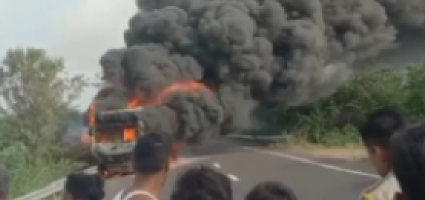 राजस्थान में भीषण सड़क हादसा....  बाइक से टक्कर के बाद आग का गोला बनी बस, 3 लोगों की मौके पर मौत