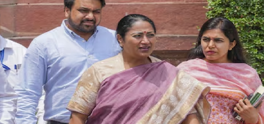 हमले के बाद भी नहीं रुकी दिल्ली की सीएम... रेखा गुप्ता ने किया जनसभा को संबोधित; बोलीं-  संघर्ष करती रहूंगी