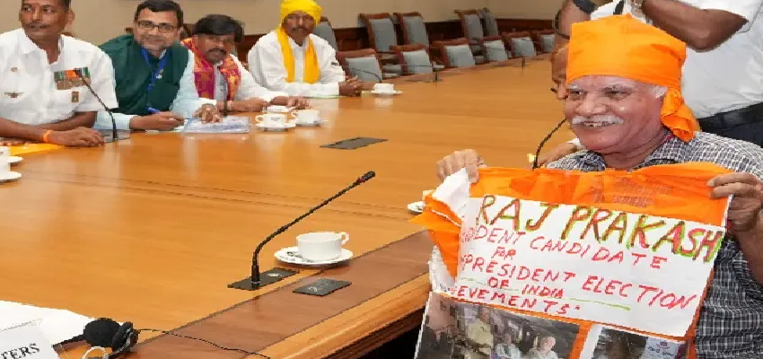 भगवा गमछा बांधकर किया नामांकन... उपराष्ट्रपति चुनाव के लिए मैदान में उतरे ये उम्मीदवार, जानें क्या हैं उनकी पहचान?