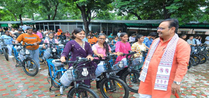 सीएम भजन लाल ने बालिकाओं और कामकाजी महिलाओं को वितरित की ई-साइकिल, कहा- बेटियों की मुस्कान ही हमारी ताकत