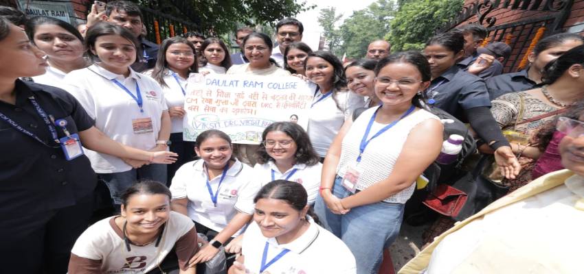 यादों को सहेजने दौलतराम कॉलेज पहुंची CM रेखा गुप्ता, यू-स्पेशल बसों को दिखाई हरी झंडी