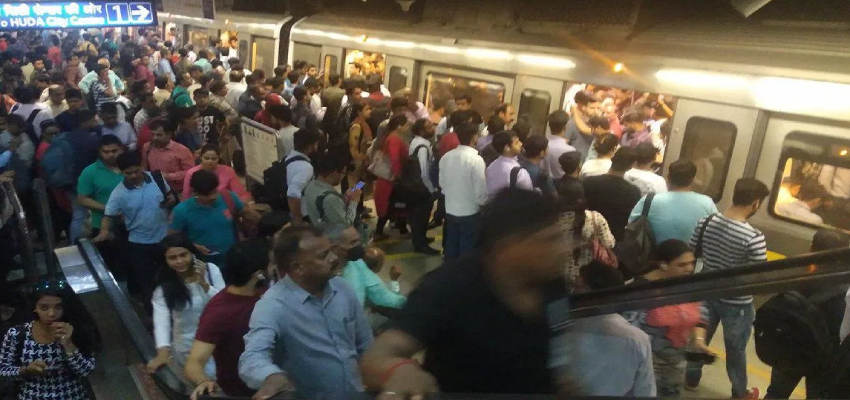 तकनीकी गड़बड़ी से Delhi Metro की येलो लाइन बाधित, ब्लू लाइन पर भीड़...DMRC ने जारी किया अपडेट