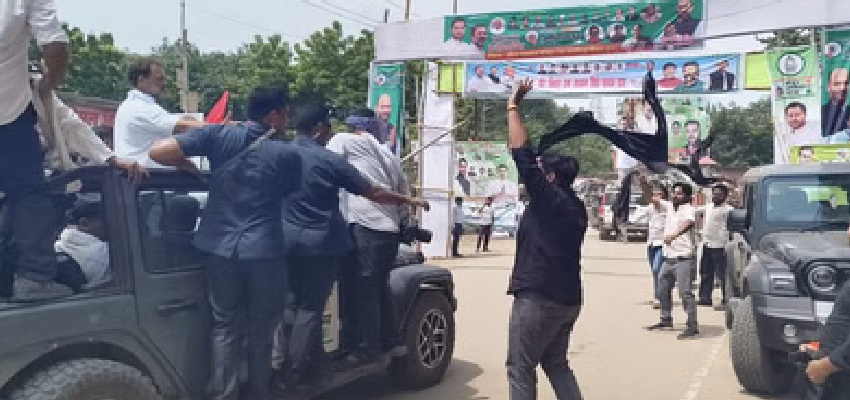 बिहार में वोटर अधिकार यात्रा में BJP कार्यकर्ताओं का विरोध प्रदर्शन, राहुल गांधी के काफिले को दिखाया काला झंडा