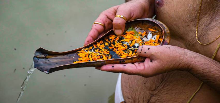 Pitru Paksha 2025: आज भाद्रपद पूर्णिमा पर पितरों को करें तृप्त, जानें तर्पण का शुभ समय और विधि