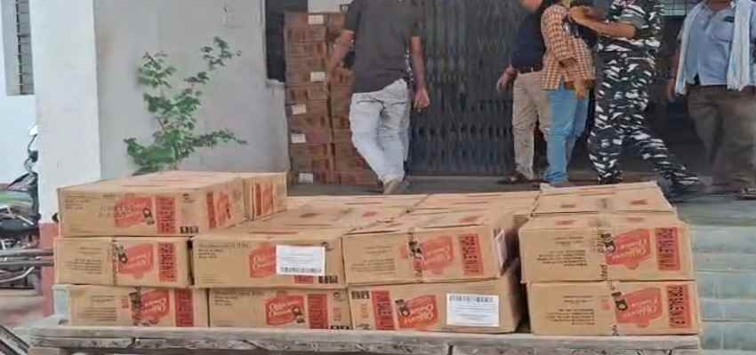 Muzaffarpur News: टॉयलेट में छिपा रखी 12 लाख की शराब, मकान मालिक गिरफ्तार, मुख्य आरोपी फरार