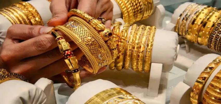 Gold Price: बाजार में पीली धातु की चमक बरकरार, 1.12 लाख रुपये पहुंचा 10 ग्राम सोने का दाम