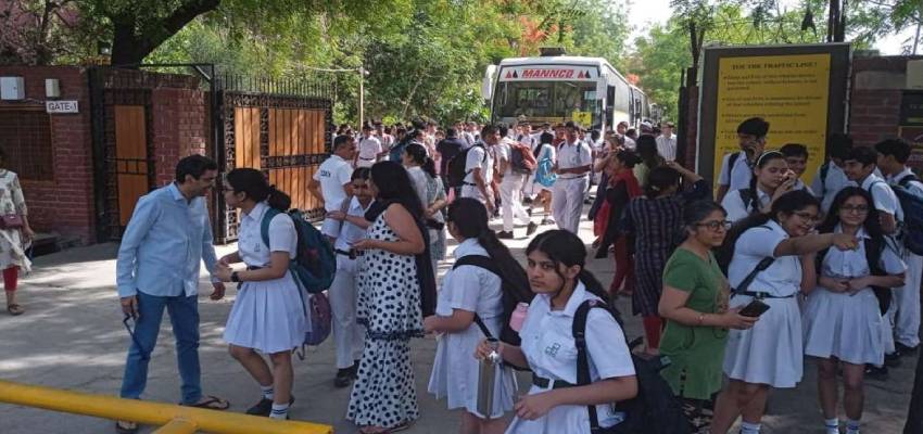 दिल्ली के स्कूल-एयरपोर्ट को एक बार फिर मिली बम से उड़ाने की धमकी, जांच में जुटी पुलिस