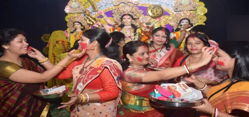 दुर्गा पूजा की धड़कन...नारी शक्ति और एकता का प्रतीक है सिंदूर खेला, जानें कैसे हुई इस परंपरा की शुरुआत?