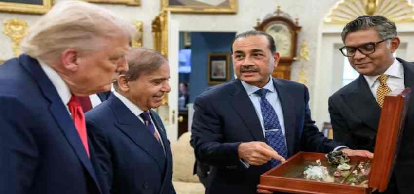 
							‘मुनीर ट्रंप के सामने सेल्समैन की तरह खड़े थे’ अपने ही घर में घिरे पाकिस्तानी आर्मी चीफ