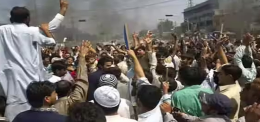 
												38 मांगें और नाकाम सरकार! POK में आसिम मुनिर के खिलाफ सड़को पर उतरे लोग, मांग रहे आजादी