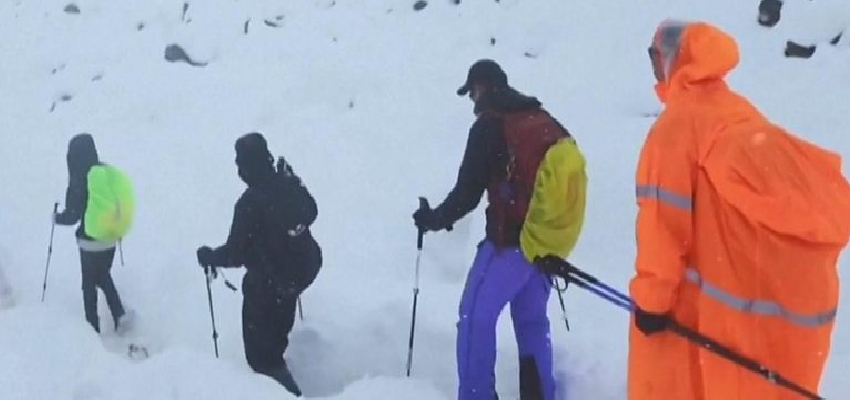 माउंट एवरेस्ट पर आया बर्फीला तूफान, ढलानों पर फंसे हजारों ट्रेकर्स