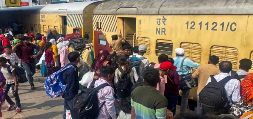 ट्रेन टिकट की किल्लत...आसमान को छूता हुआ फ्लाइट का किराया, अब दिवाली-छठ पर कैसे जाएं घर?