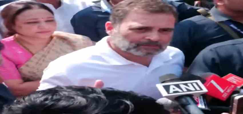 
							हरिओम वाल्मीकि के परिजनों से मिले राहुल गांधी, कहा- देश भर में दलितों पर अत्याचार, मर्डर, बलात्कार किया जा रहा है