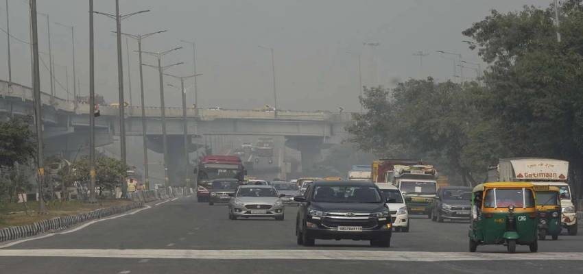 दिल्ली की हवा हुई दमघोंटू, दिवाली से पहले धूल-धुआं बनी चुनौती; AQI 350 के पार
