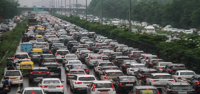 दिल्ली-NCR की सड़कों पर रेंग रहीं गाड़ियां, यमुना और आगरा एक्सप्रेस-वे पर रुकी रफ्तार; ट्रेनें भी प्रभावित