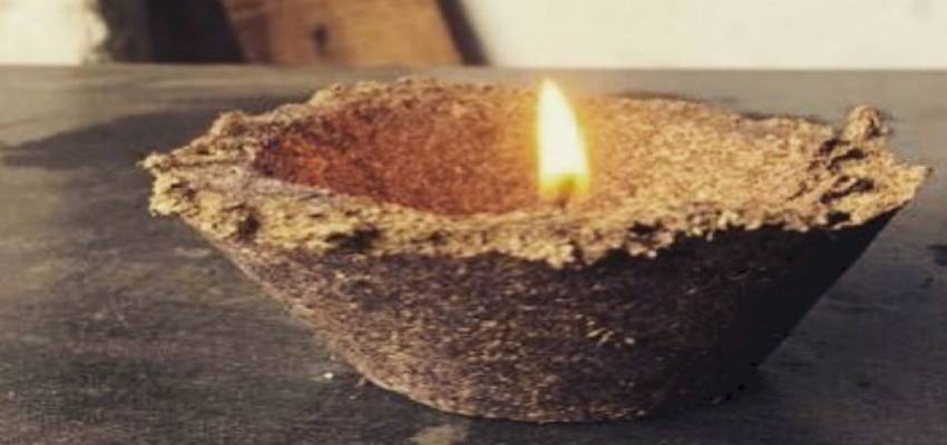 Chhoti Diwali 2025: छोटी दिवाली के दिन क्यों जलाए जाते हैं गाय के गोबर के दीये? जानें इसके पीछे का रहस्यमयी महत्व