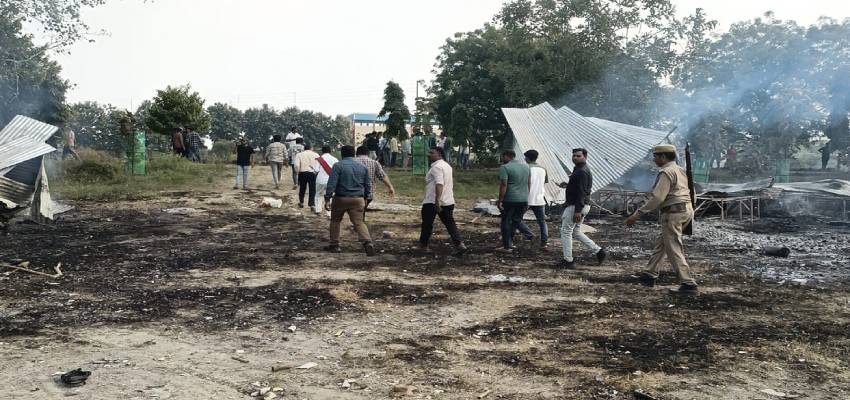 UP News: रोशनी के त्योहार से पहले छाया अंधेरा, फतेहपुर में जल उठी पटाखा मंडी; आग लगने से 70 दुकानें राख