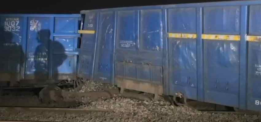 UP NEWS: मथुरा में मालगाड़ी हुई डिरेल, 12 डिब्बे पटरी से उतरे, कई ट्रेनों के रूट में बदलाव
