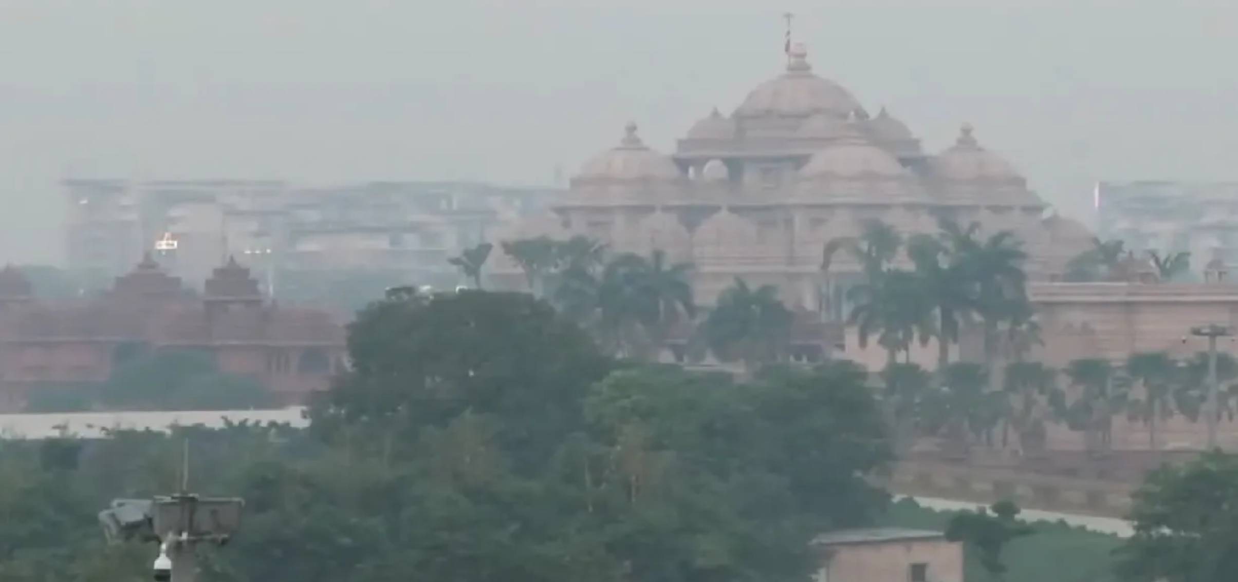 दिल्ली में दिवाली पर प्रदूषण की मार...तोड़ा 4 साल का रिकॉर्ड, जान लीजिए AQI का ताजा हाल