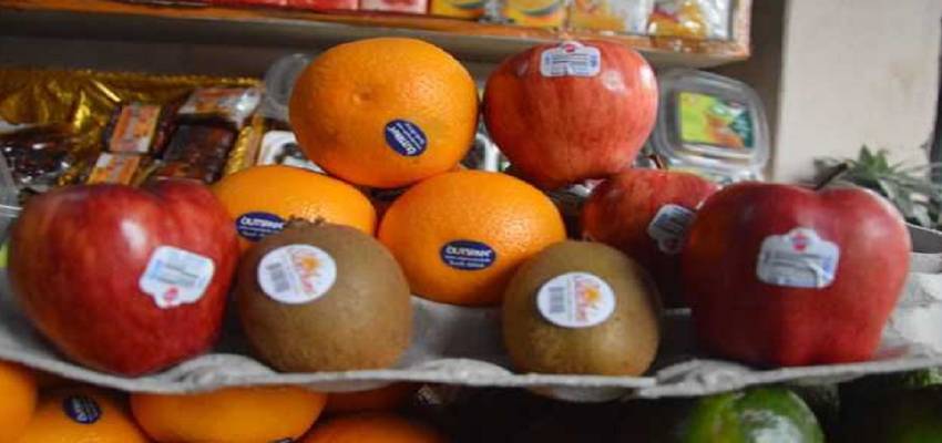 क्या आप भी खरीदते हैं स्टिकर लगे Fruits? तुरंत जान लें इसका सेहत से क्या है कनेक्शन