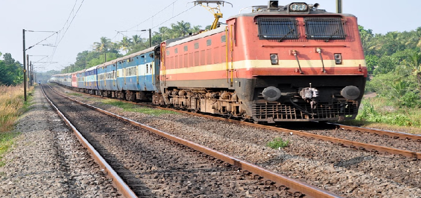 भारतीय रेलवे ने जारी की चेतावनी, रेल की पटरी पर रील बनाने वालों के खिलाफ होगी कार्रवाई