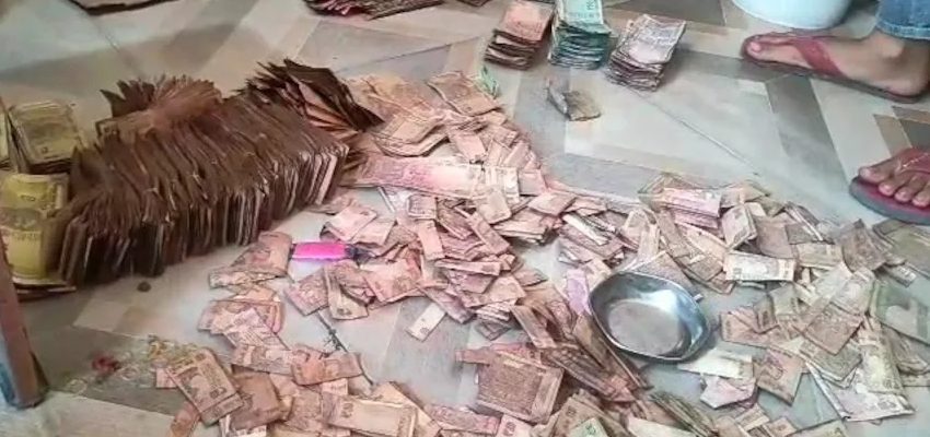 कूड़े में छिपाया था खजाना...भिखारी के पास से निकले नोटों के कट्टे, गिनते-गिनते थक गए मोहल्लेवाले!