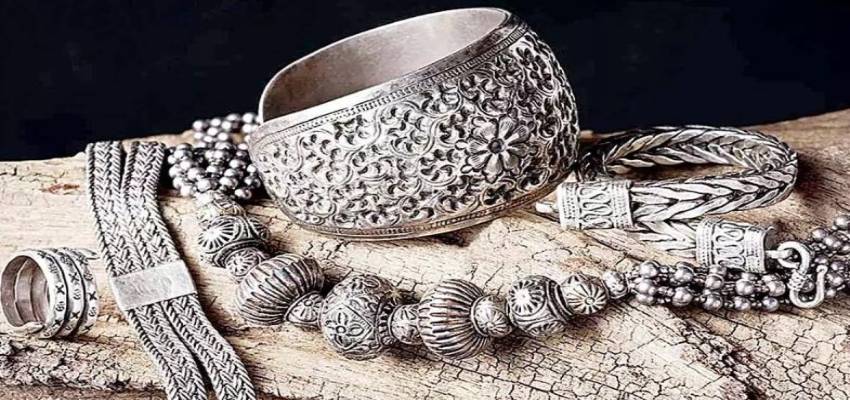 Silver Price Down: दिवाली के बाद चांदी का बाजार पड़ गया ठंडा, 7 दिनों में 20,000 रुपये सस्ती; जानें इसका कारण