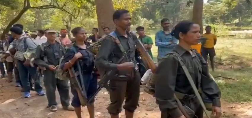 छत्तीसगढ़ में सुरक्षाबलों को मिली बड़ी सफलता, 13 महिलाओं समेत 21 नक्सलियों ने किया सरेंडर; 18 हथियार सौंपे
