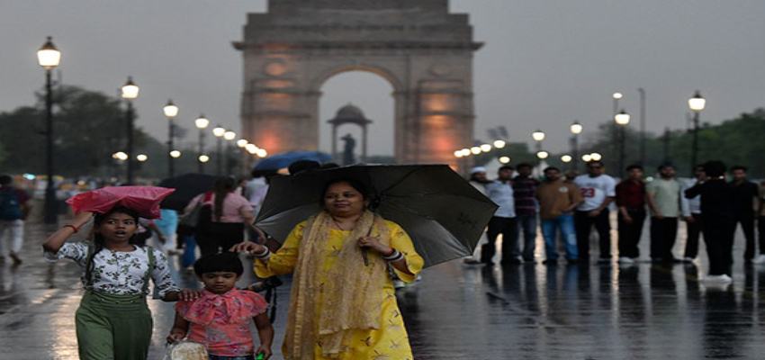 Delhi Weather Update: दिल्ली में बढ़ी ठंड, आज बारिश के आसार, गंभीर स्थिति में प्रदूषण