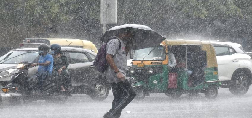 Weather Update: दिल्ली-NCR में बारिश बढाएगी ठंड, प्रदूषण पर भी पड़ेगा असर; जानें IMD से मौसम का ताजा हाल