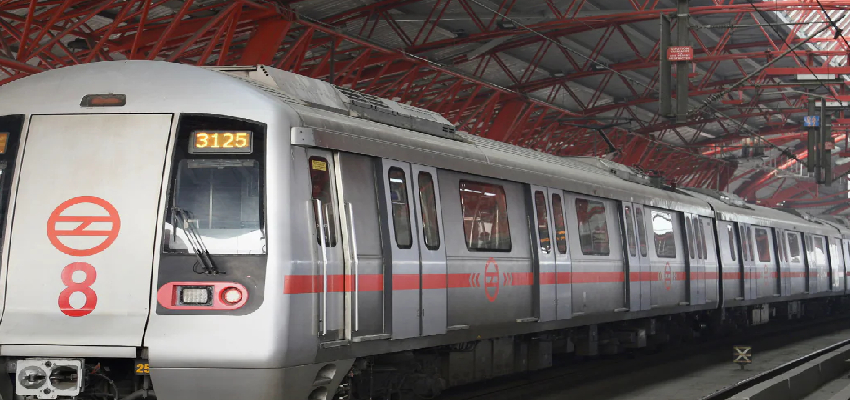 मेट्रो की रेड लाइन में आई तकनीकी खराबी, रोहिणी वेस्ट मेट्रो स्टेशन पर 45 मिनट रुकी गाड़ी